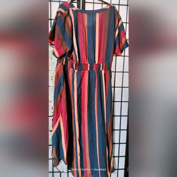 Colored Striped Contrast Dress - Picture 2 of 7